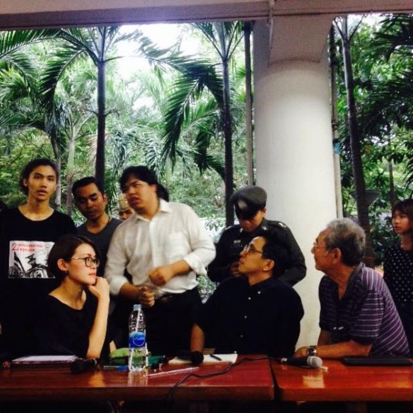 นิธิ เอียวศรีวงศ์ ถูกปล่อยตัวแล้ว หลังฝ่าฝืนคำสั่ง คสช. จัดเสวนา นิธิ เอียวศรีวงศ์ ถูกปล่อยตัวแล้ว หลังฝ่าฝืนคำสั่ง คสช. จัดเสวนา