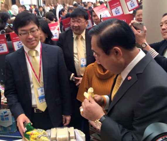 ชาวเน็ตแชร์ชอตเด็ด ! นายกฯ โยนเปลือกกล้วยใส่กลางวงนักข่าว ชาวเน็ตแชร์ชอตเด็ด ! นายกฯ โยนเปลือกกล้วยใส่กลางวงนักข่าว