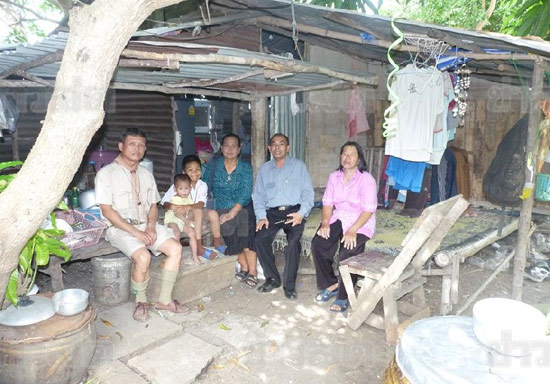 น้องเจมส์ 8 ขวบ ยอดกตัญญู หนีเรียนป้อนข้าวพ่อแม่ป่วยหนักทุกวัน น้องเจมส์ 8 ขวบ ยอดกตัญญู หนีเรียนป้อนข้าวพ่อแม่ป่วยหนักทุกวัน