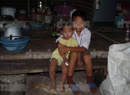 น้องเจมส์ 8 ขวบ ยอดกตัญญู หนีเรียนป้อนข้าวพ่อแม่ป่วยหนักทุกวัน น้องเจมส์ 8 ขวบ ยอดกตัญญู หนีเรียนป้อนข้าวพ่อแม่ป่วยหนักทุกวัน