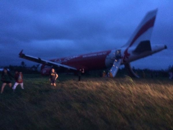 แอร์เอเชียเป็นเรื่องอีก แลนดิ้งเลยรันเวย์ในฟิลิปปินส์ อพยพฉุกเฉิน แอร์เอเชียเป็นเรื่องอีก แลนดิ้งเลยรันเวย์ในฟิลิปปินส์ อพยพฉุกเฉิน