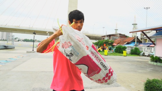 ครูเชาว์...เรือจ้างข้างถนนของเด็กเร่ร่อน ที่คนอื่นมองว่าบ้า