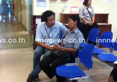 รรยาอากง เห็นด้วยแห่ศพ อากง รดน้ำหน้าศาลอาญา