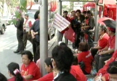 เสื้อแดงแจ้งความตำรวจดุสิต เอาผิด 2 ส.ส.ปชป.