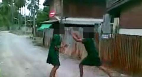 ตบสนั่น! คลิป 2 สาวเนตรนารีเปิดศึกแย่งผู้ชายแพร่ว่อนเน็ต