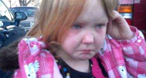 โอ๋ ๆ แต่แต๊! หนูน้อยมะกัน 4 ขวบ ร้องไห้โฮ บ่นเบื่อเลือกตั้ง