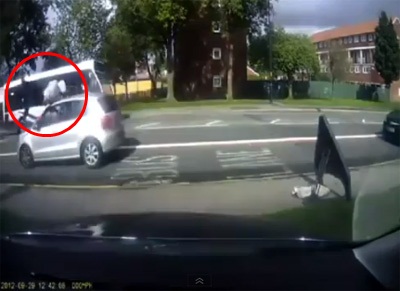 กรรมติดจรวด! คลิปหัวขโมยวิ่งหนี ก่อนถูกรถชนลอยคว้าง