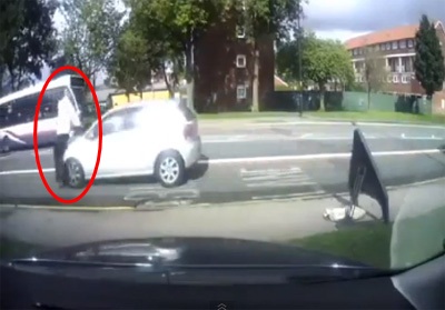 กรรมติดจรวด! คลิปหัวขโมยวิ่งหนี ก่อนถูกรถชนลอยคว้าง