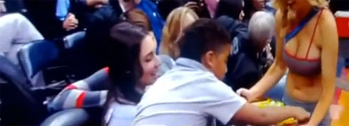 ขำขำ! หนุ่มน้อยจอมทะเล้น จ้องนมเชียร์ลีดเดอร์สาวจนตาถลน