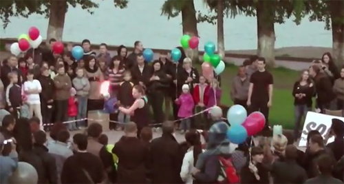 อันตราย! สาวรัสเซียโชว์พ่นไฟพลาด ไฟลามไหม้หน้า