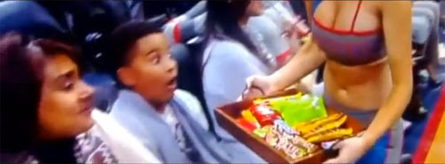 ขำขำ! หนุ่มน้อยจอมทะเล้น จ้องนมเชียร์ลีดเดอร์สาวจนตาถลน