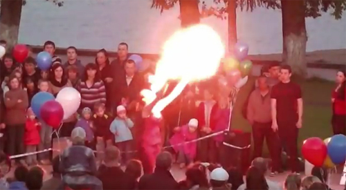 อันตราย! สาวรัสเซียโชว์พ่นไฟพลาด ไฟลามไหม้หน้า