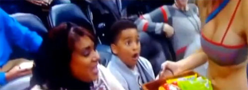 ขำขำ! หนุ่มน้อยจอมทะเล้น จ้องนมเชียร์ลีดเดอร์สาวจนตาถลน