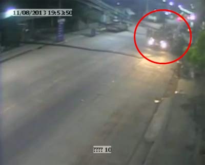 โหด ! แม่จับอริลูกชายล็อกคอ ให้ลูกแทง 20 แผล ยกพวกตีซ้ำเสียชีวิต