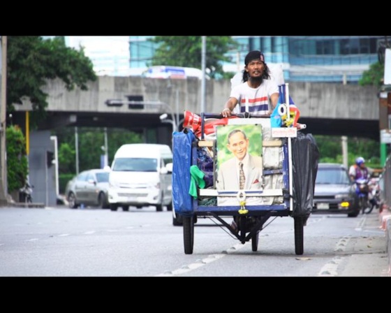 เขียว ศิริธร โยธิน ชายเร่ร่อนผู้รักในหลวงยิ่งชีพ