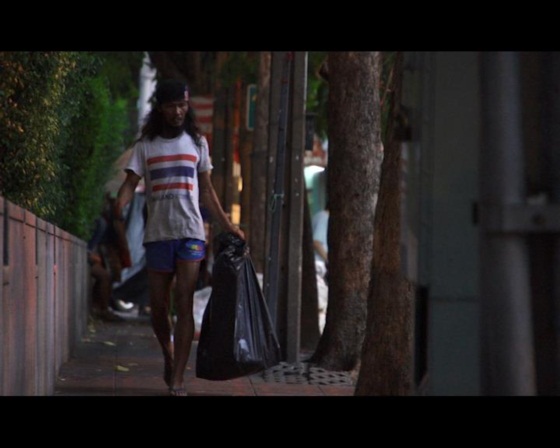 เขียว ศิริธร โยธิน ชายเร่ร่อนผู้รักในหลวงยิ่งชีพ