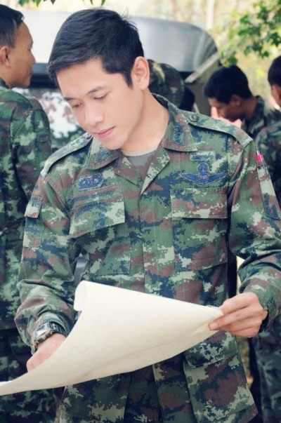 กรี๊ดแตก! เฟซบุ๊กสุดฮอต รวมภาพหนุ่มหล่อในเครื่องแบบ