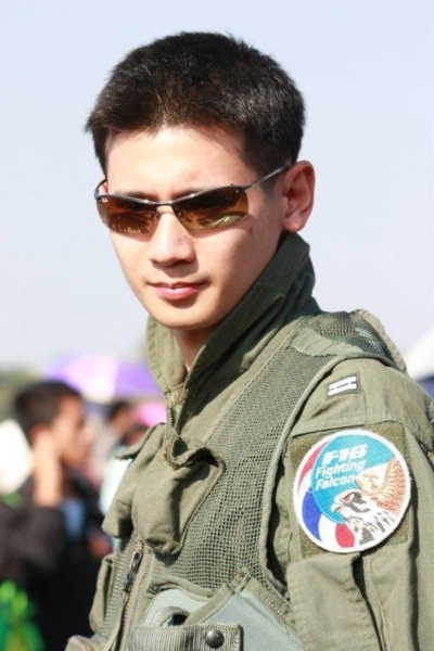 กรี๊ดแตก! เฟซบุ๊กสุดฮอต รวมภาพหนุ่มหล่อในเครื่องแบบ