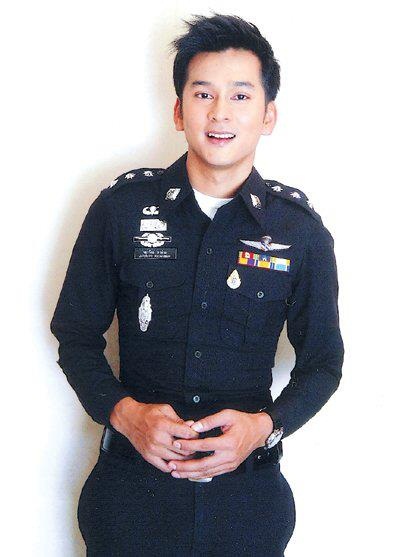 กรี๊ดแตก! เฟซบุ๊กสุดฮอต รวมภาพหนุ่มหล่อในเครื่องแบบ