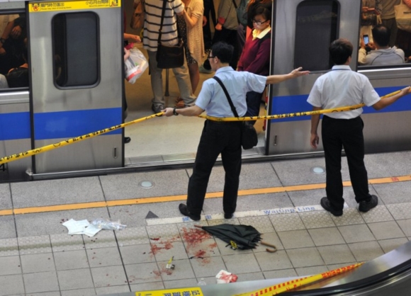 นักศึกษาหนุ่มคลั่งไล่แทงคนบนรถไฟใต้ดินไต้หวัน ดับ 3 นักศึกษาหนุ่มคลั่งไล่แทงคนบนรถไฟใต้ดินไต้หวัน ดับ 3