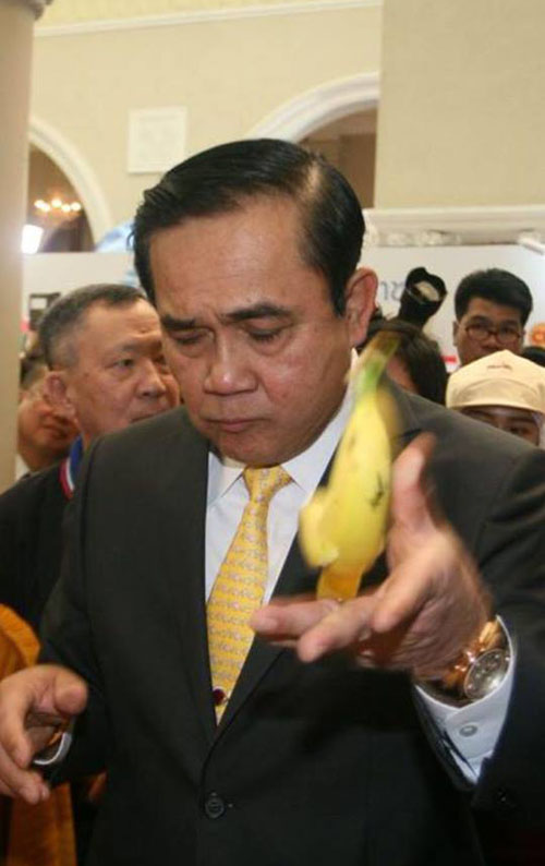 ชาวเน็ตแชร์ชอตเด็ด ! นายกฯ โยนเปลือกกล้วยใส่กลางวงนักข่าว ชาวเน็ตแชร์ชอตเด็ด ! นายกฯ โยนเปลือกกล้วยใส่กลางวงนักข่าว