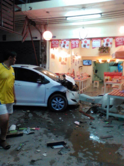 ซิ่งกระบะเสียหลักชนรถเก๋ง-รถ จยย. ก่อนพุ่งชนร้านสเต็กลุงใหญ่ ซิ่งกระบะเสียหลักชนรถเก๋ง-รถ จยย. ก่อนพุ่งชนร้านสเต็กลุงใหญ่