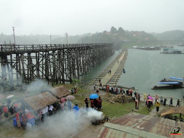 สะพานมอญชั่วคราว เปิดใช้แล้ว หลังชาวร่วมใจสร้างเสร็จก่อนกำหนด