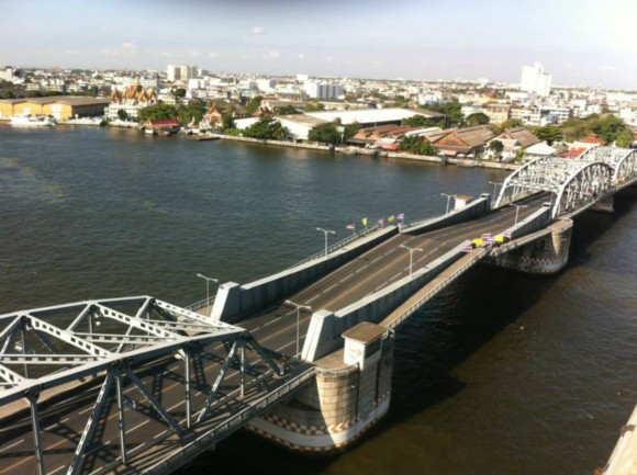 ชมนาทีสะพานกรุงเทพฯ เปิดผ่ากลาง ให้เรือรบ-เรือสินค้า ล่องผ่าน ชมนาทีสะพานกรุงเทพฯ เปิดผ่ากลาง ให้เรือรบ-เรือสินค้า ล่องผ่าน