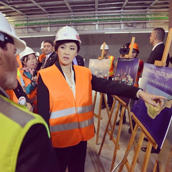 ยิ่งลักษณ์ ชินวัตร นายกรัฐมนตรีหญิงคนแรกของไทย ยิ่งลักษณ์ ชินวัตร นายกรัฐมนตรีหญิงคนแรกของไทย