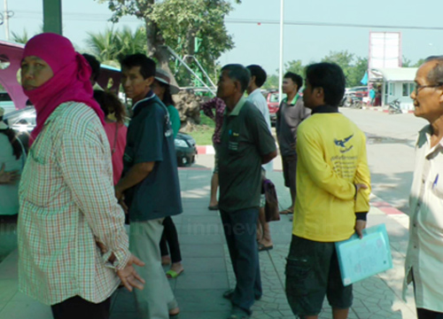 ชาวนาพิจิตรรวมกลุ่มประท้วง หลังจำนำข้าว 2 เดือนไม่ได้เงิน ชาวนาพิจิตรรวมกลุ่มประท้วง หลังจำนำข้าว 2 เดือนไม่ได้เงิน