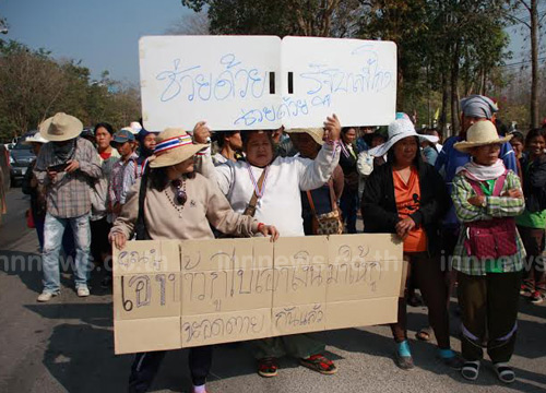 ชาวนาหลายจังหวัดปิดถนนประท้วงรัฐบาล ไม่จ่ายเงินจำนำข้าว ชาวนาหลายจังหวัดปิดถนนประท้วงรัฐบาล ไม่จ่ายเงินจำนำข้าว