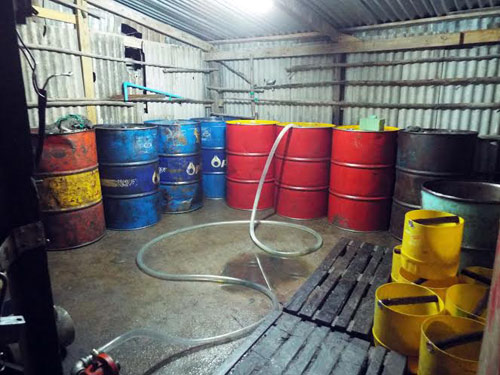 ผู้ค้าน้ำมันเถื่อน แฉมีแก๊งรีดส่วยน้ำมันในชายแดนใต้มากถึง 22 ชุด ผู้ค้าน้ำมันเถื่อน แฉมีแก๊งรีดส่วยน้ำมันในชายแดนใต้มากถึง 22 ชุด