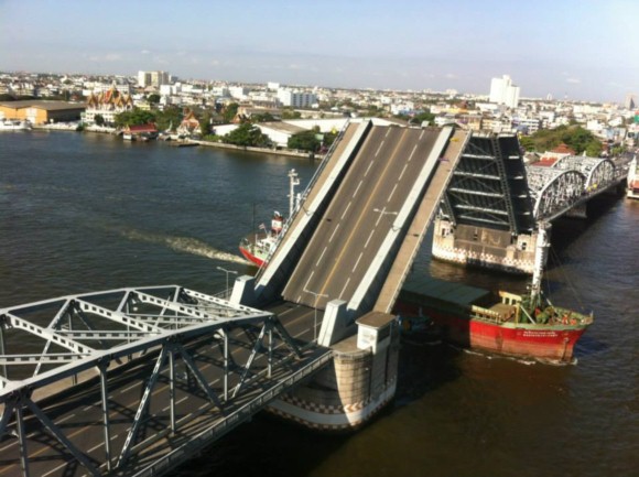 ชมนาทีสะพานกรุงเทพฯ เปิดผ่ากลาง ให้เรือรบ-เรือสินค้า ล่องผ่าน ชมนาทีสะพานกรุงเทพฯ เปิดผ่ากลาง ให้เรือรบ-เรือสินค้า ล่องผ่าน