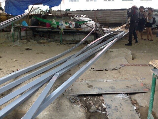 ระทึก! คานรถไฟฟ้าก่อสร้างร่วงทับรถ ถ.ประชาราษฎร์สาย 2 มีคนเจ็บ