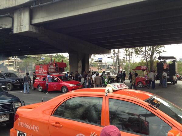 ตึงเครียด พุทธะอิสระ ปิด สนง.เขตหลักสี่ -โกตี๋ นำมวลชนเคลื่อนพลเข้าใกล้ ตึงเครียด พุทธะอิสระ ปิด สนง.เขตหลักสี่ -โกตี๋ นำมวลชนเคลื่อนพลเข้าใกล้