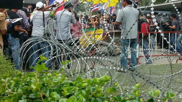 ม็อบชาวนา ขับอีแต๋นพังรั้วลวดหนาม บุก สนง.ปลัดกลาโหม ม็อบชาวนา ขับอีแต๋นพังรั้วลวดหนาม บุก สนง.ปลัดกลาโหม