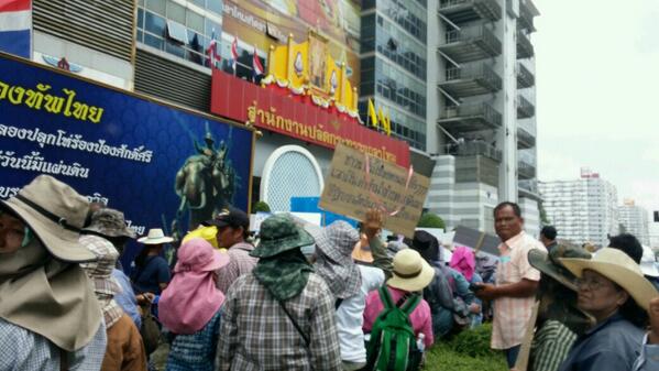 ม็อบชาวนา ขับอีแต๋นพังรั้วลวดหนาม บุก สนง.ปลัดกลาโหม ม็อบชาวนา ขับอีแต๋นพังรั้วลวดหนาม บุก สนง.ปลัดกลาโหม