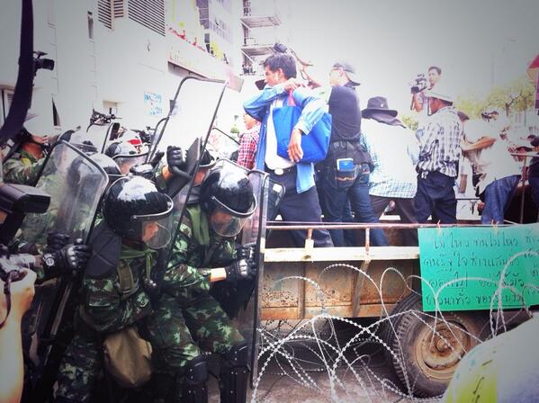 ม็อบชาวนา ขับอีแต๋นพังรั้วลวดหนาม บุก สนง.ปลัดกลาโหม ม็อบชาวนา ขับอีแต๋นพังรั้วลวดหนาม บุก สนง.ปลัดกลาโหม