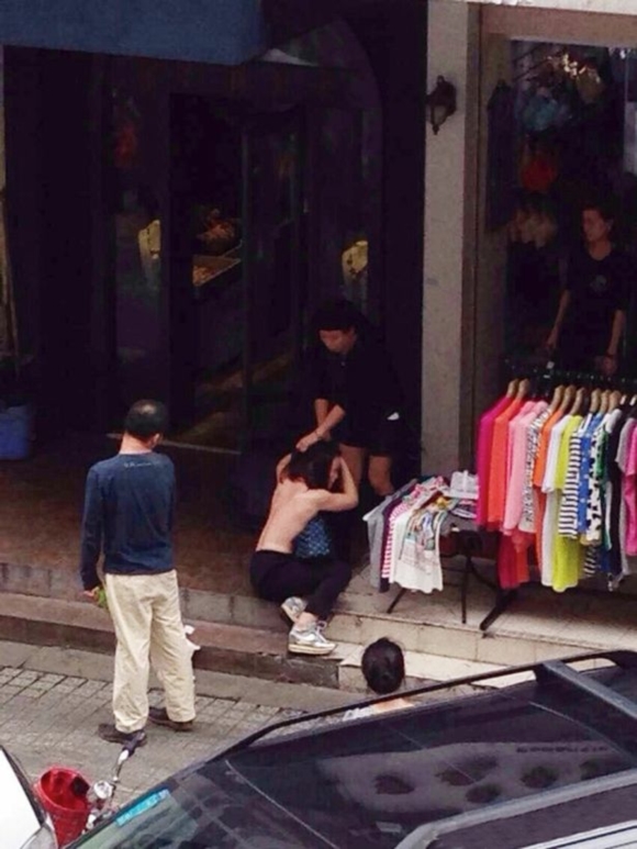 เจ้าของร้านเสื้อจับสาวแก้ผ้าประจาน จับได้ขโมยของในร้าน เจ้าของร้านเสื้อจับสาวแก้ผ้าประจาน จับได้ขโมยของในร้าน