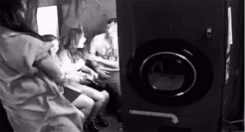 วิจารณ์เละ! รายการทีวีเล่นพิเรนทร์ หลอกผีในตู้สติ๊กเกอร์จนคนผวา