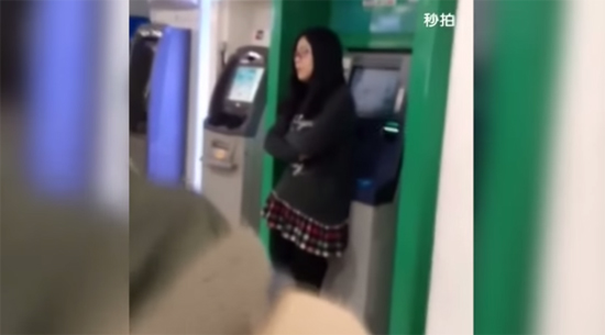 เข็ดเลย สาวจีนใช้ตู้ ATM เป็นกระจกหวีผม เลยโดนจัดซะ เข็ดเลย สาวจีนใช้ตู้ ATM เป็นกระจกหวีผม เลยโดนจัดซะ