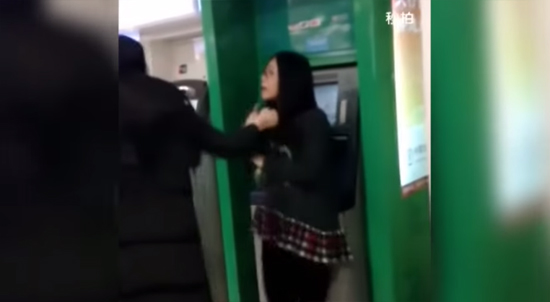 เข็ดเลย สาวจีนใช้ตู้ ATM เป็นกระจกหวีผม เลยโดนจัดซะ เข็ดเลย สาวจีนใช้ตู้ ATM เป็นกระจกหวีผม เลยโดนจัดซะ