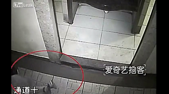 คลิปโจรหื่นบุกปล้น-หวังข่มขืนสาวในห้องน้ำ คลิปโจรหื่นบุกปล้น-หวังข่มขืนสาวในห้องน้ำ