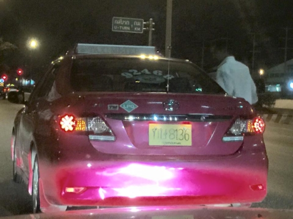 เตือนภัยแท็กซี่ป้ายเขียนมือ ขับปาดหน้า-ทุบกระจกรถ ไม่พอใจถูกตบไฟใส่ เตือนภัยแท็กซี่ป้ายเขียนมือ ขับปาดหน้า-ทุบกระจกรถ ไม่พอใจถูกตบไฟใส่