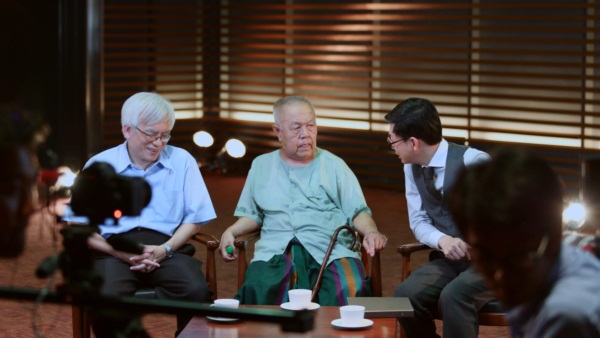 นานาทรรศนะ...ดีเบตสถาบันกษัตริย์ จากรายการตอบโจทย์