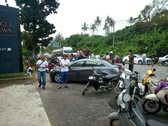 ชาวมุสลิมรวมตัวปิดทางเข้า-ออกโรงแรมภูเก็ต ปมร้องมัสยิดส่งเสียงรบกวน ชาวมุสลิมรวมตัวปิดทางเข้า-ออกโรงแรมภูเก็ต ปมร้องมัสยิดส่งเสียงรบกวน