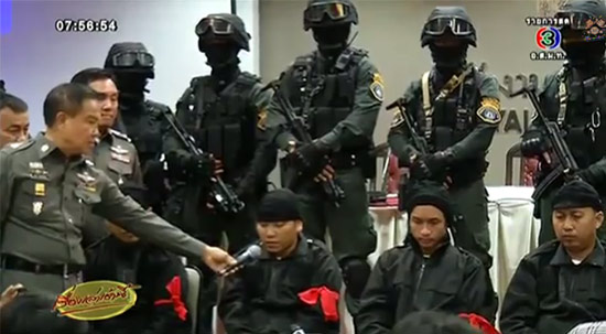 ชาวเน็ตจับผิด คลิปแถลงรวบชายชุดดำ เผยนัดเจอกันที่สถานีวิทยุ 97.75 ชาวเน็ตจับผิด คลิปแถลงรวบชายชุดดำ เผยนัดเจอกันที่สถานีวิทยุ 97.75