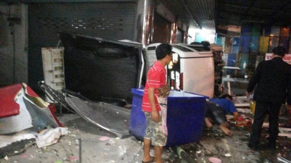 ซิ่งกระบะเสียหลักชนรถเก๋ง-รถ จยย. ก่อนพุ่งชนร้านสเต็กลุงใหญ่ ซิ่งกระบะเสียหลักชนรถเก๋ง-รถ จยย. ก่อนพุ่งชนร้านสเต็กลุงใหญ่