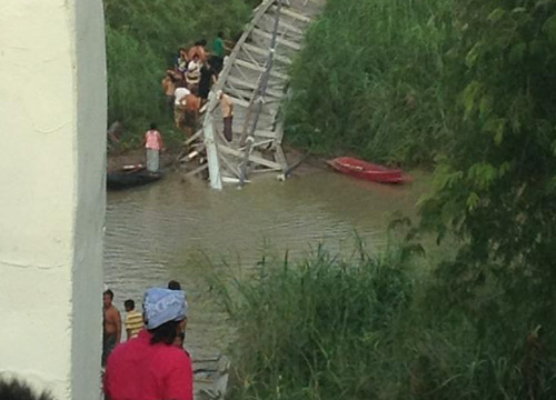 สะพาน 200 ปี จ.อยุธยาถล่ม บาดเจ็บ 17 เสียชีวิต 4 สะพาน 200 ปี จ.อยุธยาถล่ม บาดเจ็บ 17 เสียชีวิต 4