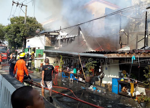 ไฟไหม้ชุมชนแออัดข้างโรงเรียนวัดเขมาภิตาราม นนทบุรี ล่าสุดคุมเพลิงได้แล้ว ไฟไหม้ชุมชนแออัดข้างโรงเรียนวัดเขมาภิตาราม นนทบุรี ล่าสุดคุมเพลิงได้แล้ว